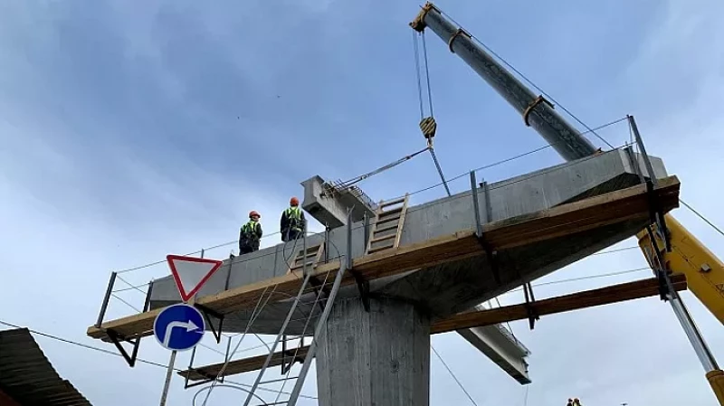 На новой развязке по переулку Базовому с улицей Комсомольской и Сибирским трактом установлена первая 30-тонная балка