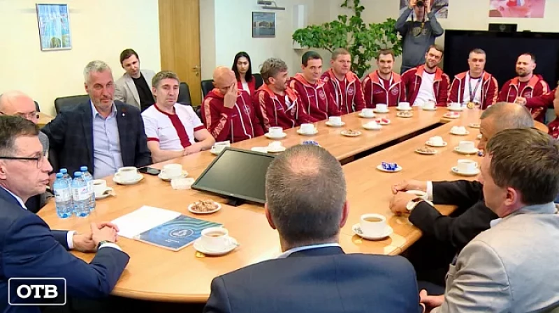 Министр физической культуры и спорта региона встретился с победителями Ночной хоккейной лиги