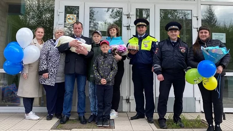 В Ирбите инспекторы ГИБДД помогли беременной женщине вовремя добраться до роддома