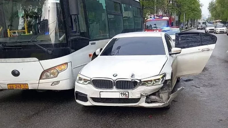 В центре Екатеринбурга пьяный водитель «БМВ» протаранил автобус и «Ладу Весту»