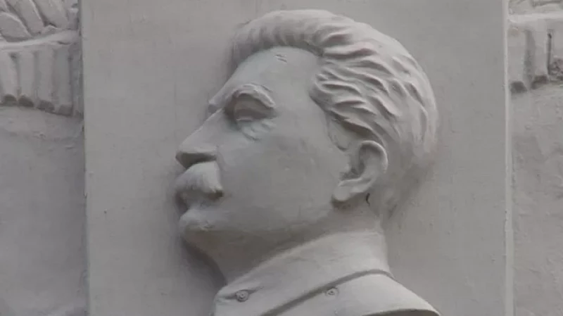 Снести нельзя оставить: в суде решали судьбу барельефа Иосифа Сталина