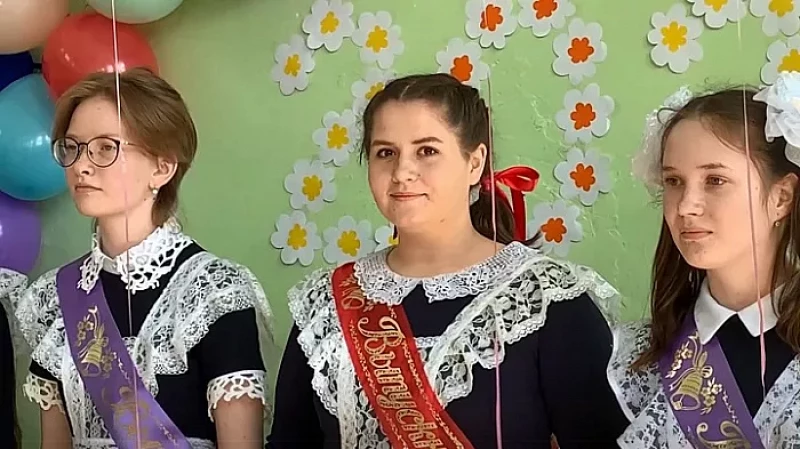 Последний звонок для единственной выпускницы прошёл в уральской школе