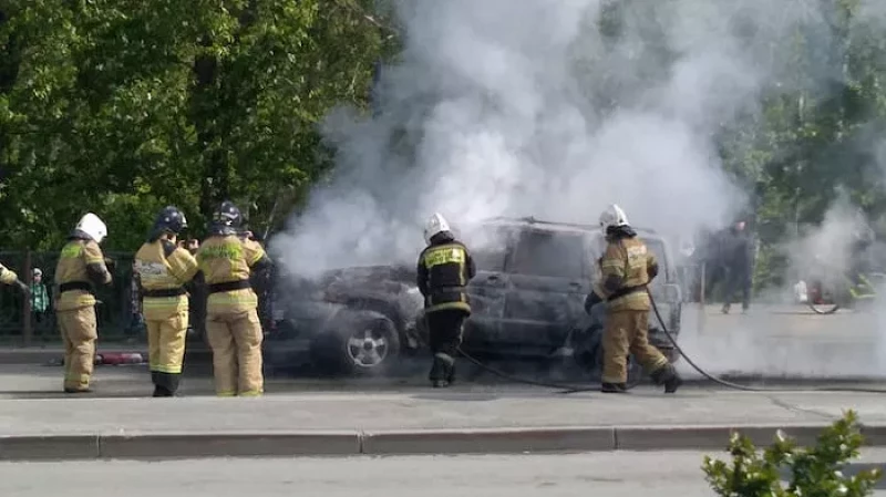 Утро с огоньком: в центре Екатеринбурга выгорел внедорожник