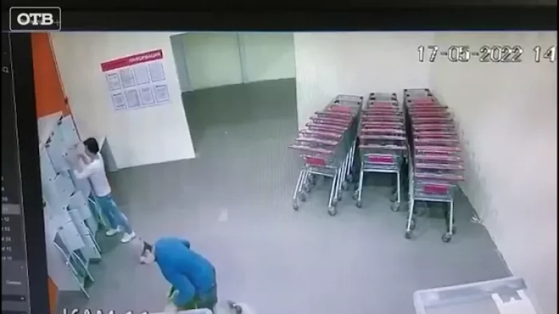 «Не позорьте себя и своих близких»: в Верхней Салде у женщины украли пакет с едой