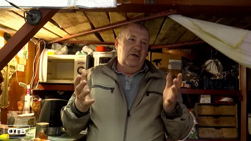 Умывается в торговом центре, спит в машине: 57-летний екатеринбуржец второй месяц обитает в гараже