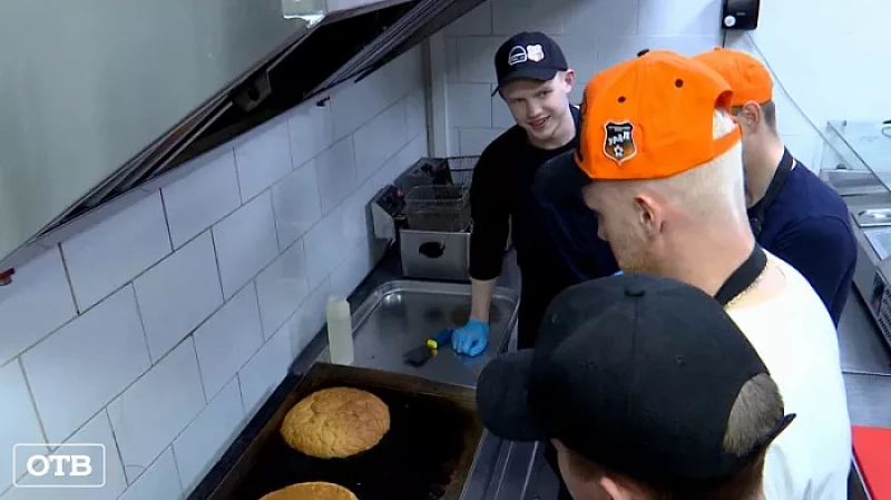 Футболисты «Урала» приготовили гигантский бургер