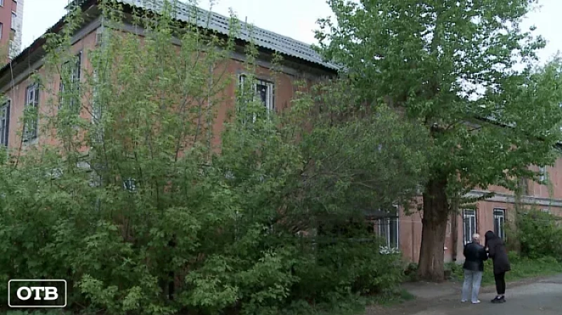 Задыхаются от вони: подвал жилого дома в Екатеринбурге затопило горячей водой и фекалиями