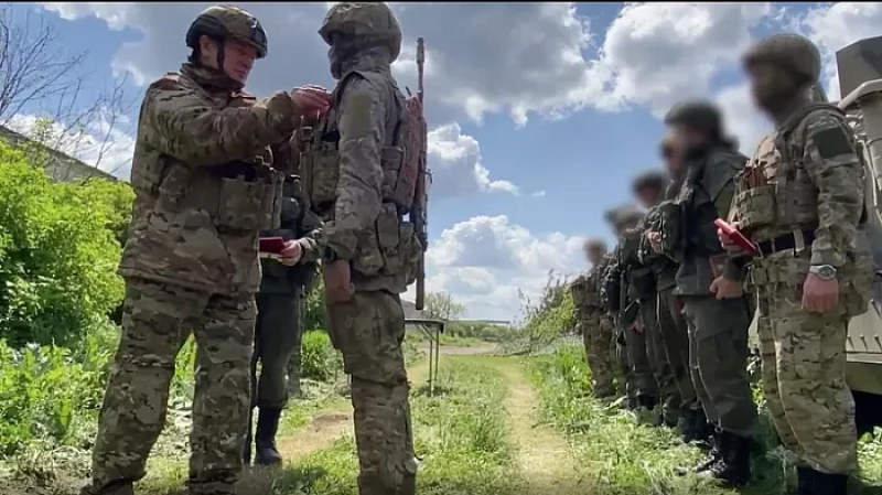 Командующий ЦВО вручил госнаграды военным за мужество и героизм в ходе спецоперации на Украине