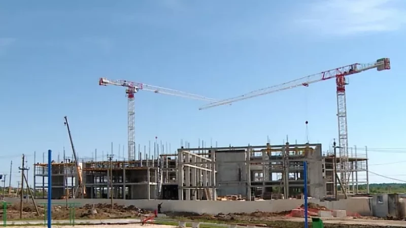 Евгений Куйвашев поручил обеспечить стабильность строительной отрасли и сферы ЖКХ