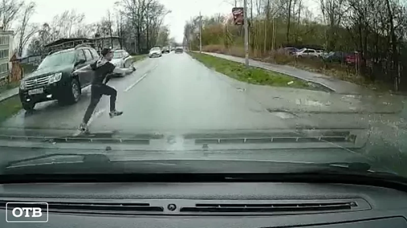 Перебегал дорогу: в Полевском легковушка сбила девятилетнего мальчика