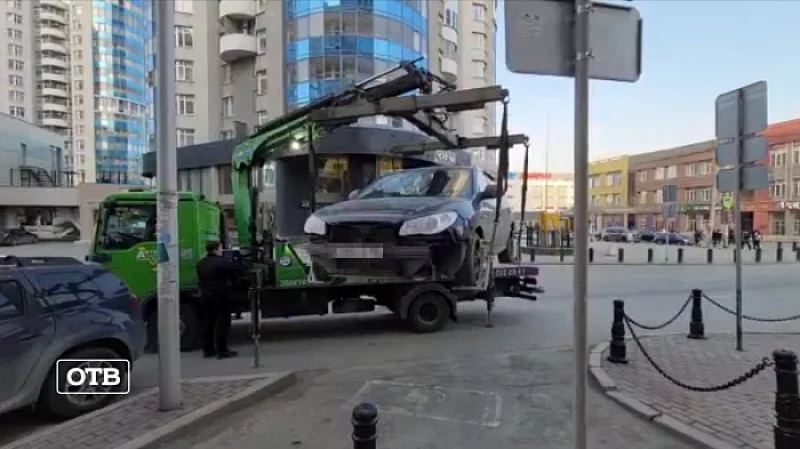 В Екатеринбурге приставы обнаружили авто должника у клубного дома «Тихвин»