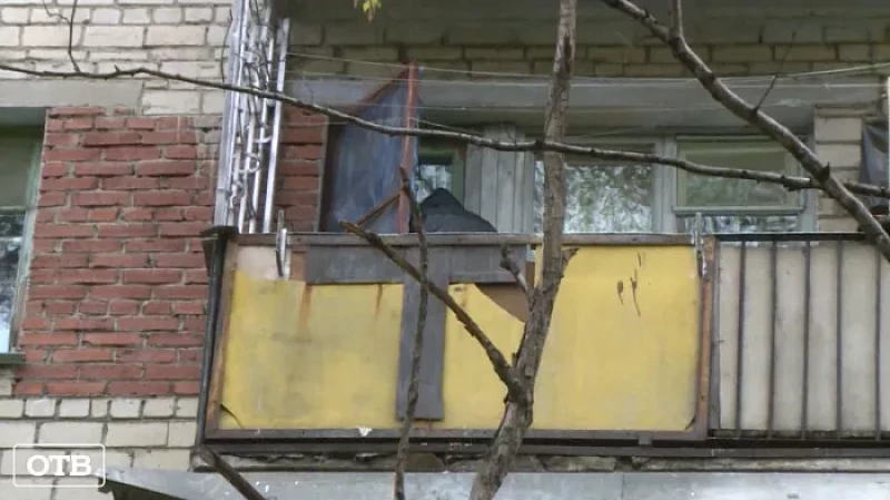 Швыряет банки, ругается и даже бегает по подъезду с топором: екатеринбурженка три года терроризирует соседей