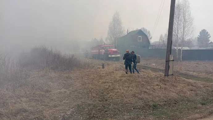 6 частных домов полыхают в поселке Безречном