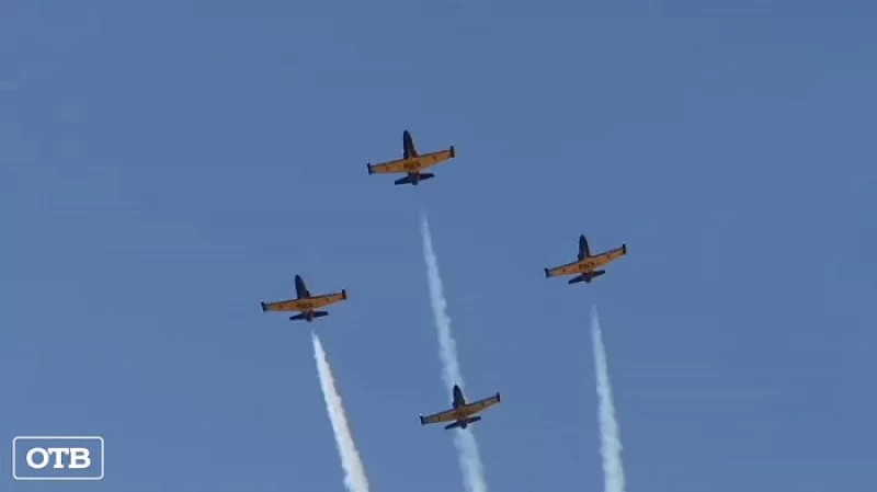 Авиапарад состоялся: в Верхней Пышме самолеты нарисовали флаг России