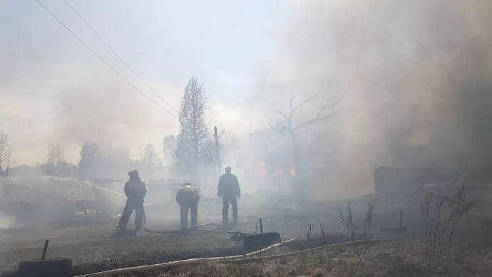 Мощный пожар бушевал в посёлке Крутой на площади 1600 кв/м