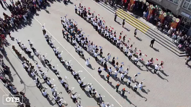 Больше 200 человек закружились в «Вальсе Победы»