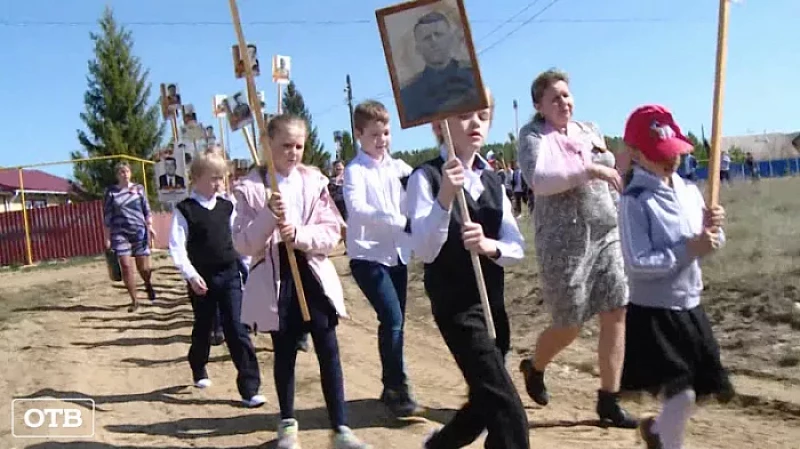 По улицам села Черноусово прошёл «Бессмертный полк»