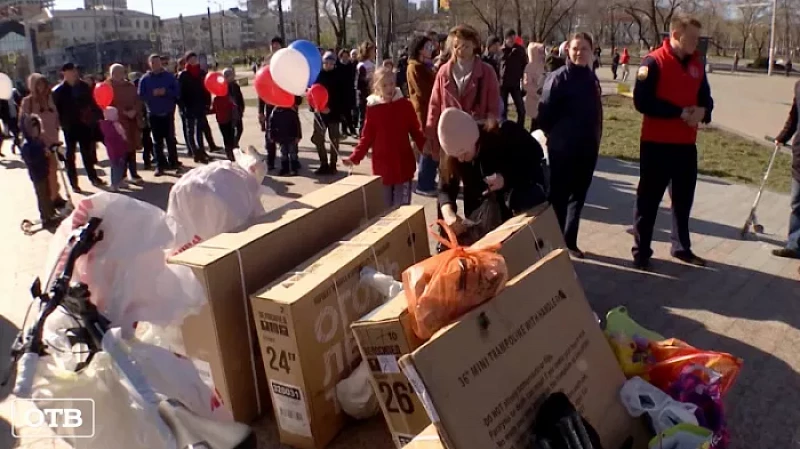 В Екатеринбурге за полчаса собрали около тонны гуманитарной помощи для эвакуированных из Донбасса