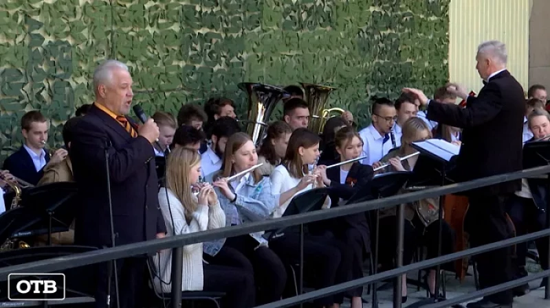 На балконе училища Чайковского проходит пятичасовой праздничный концерт-марафон