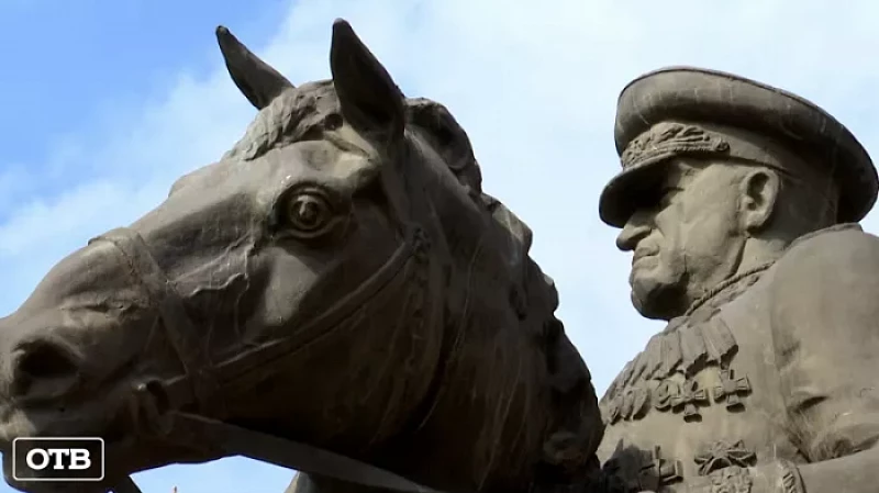 В Екатеринбурге торжественно возложили цветы к памятнику маршала Георгия Жукова