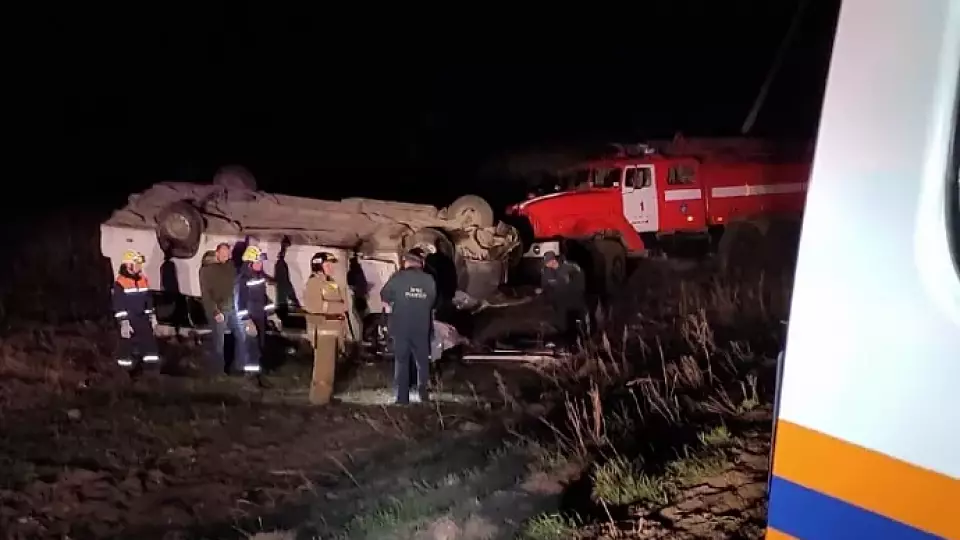 Автобус с футбольными фанатами перевернулся на трассе. Есть жертвы.