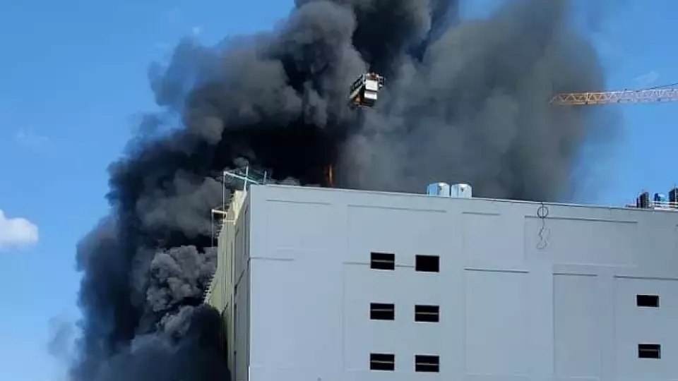 Крупный пожар на Уралмаше: дым виден со всего города