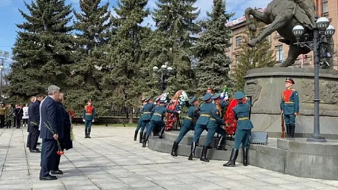 К памятнику Жукову возложили цветы