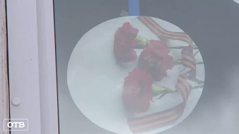 Сотни окон по всей Свердловской области украсили ко Дню Победы