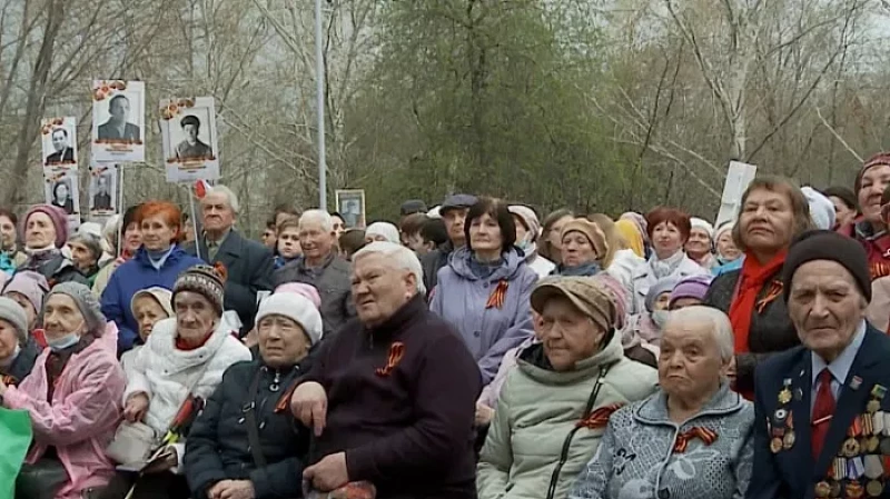Жители Екатеринбурга возложили цветы к мемориалу фронтовым бригадам, труженикам тыла и детям войны