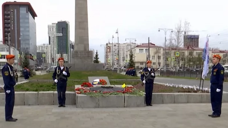 «Пост № 1»: в Екатеринбурге школьники заступили в почётный караул у Вечного огня