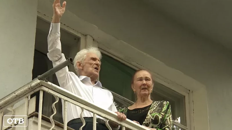 Парад у дома: под окнами свердловских ветеранов организуют 40 праздничных концертов