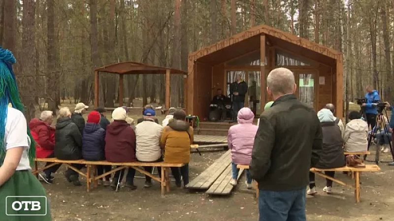 В Екатеринбурге волонтёры устроили пикник для бывших блокадников и узников фашистских концлагерей