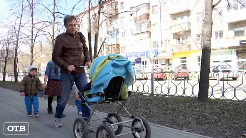 Долгожданное новоселье: губернатор Евгений Куйвашев помог многодетному отцу-одиночке получить новую квартиру