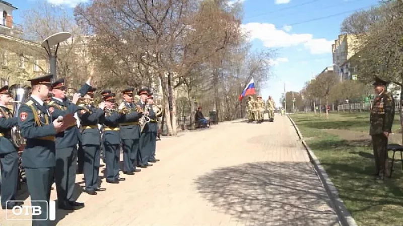 В Екатеринбурге для ветерана Великой Отечественной войны росгвардейцы устроили парад у дома