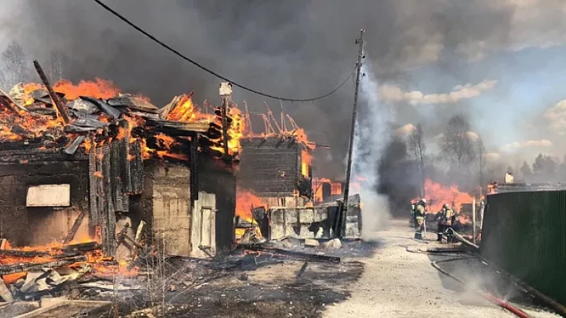 Мощный пожар под Верхней Пышмой: пламя распространилось уже на 10 домов
