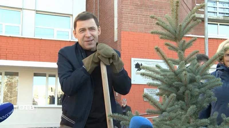 Губернатор Евгений Куйвашев вышел на субботник в госпитале ветеранов войн