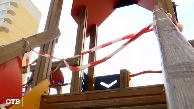 Жильцы многоэтажки в Екатеринбурге почти три года добиваются ремонта детской площадки