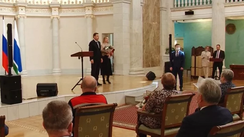 Губернатор наградил лучших сотрудников свердловских предприятий