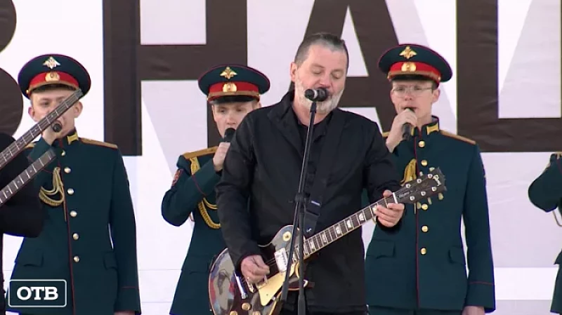 За мир без нацизма: Вадим Самойлов и ансамбль ЦВО выступили с песней «На Берлин» на концерте в Екатеринбурге