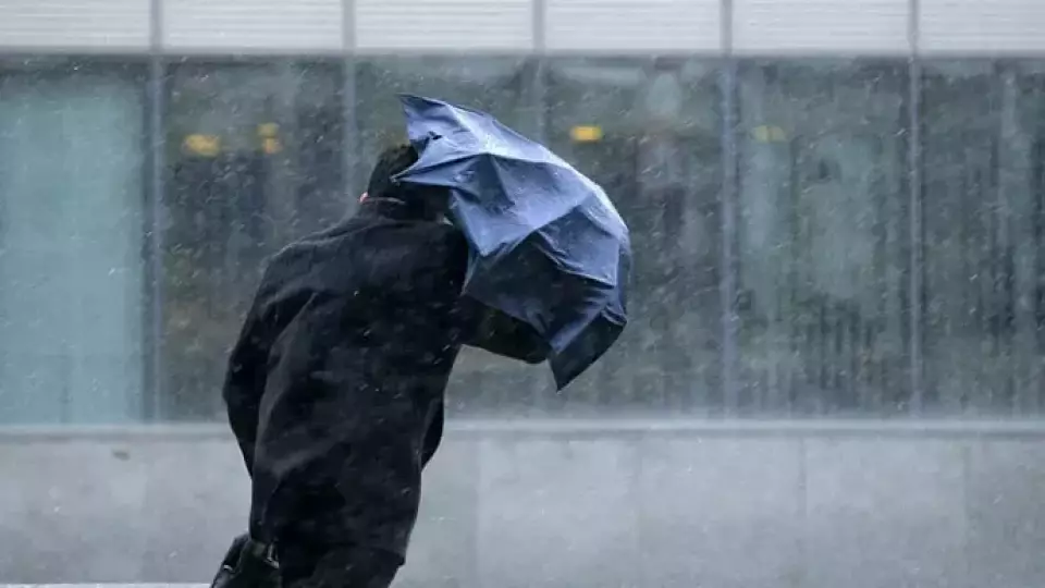 Гроза и шквалистый ветер: предупреждение о непогоде в Свердловской области продлили на 28 апреля