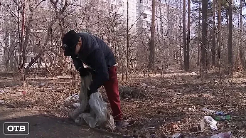 Екатеринбуржцы собирают деньги на зарплату народному дворнику