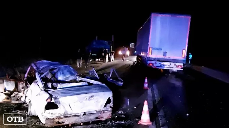 На Серовском тракте 15-летний водитель легковушки врезался в лесовоз
