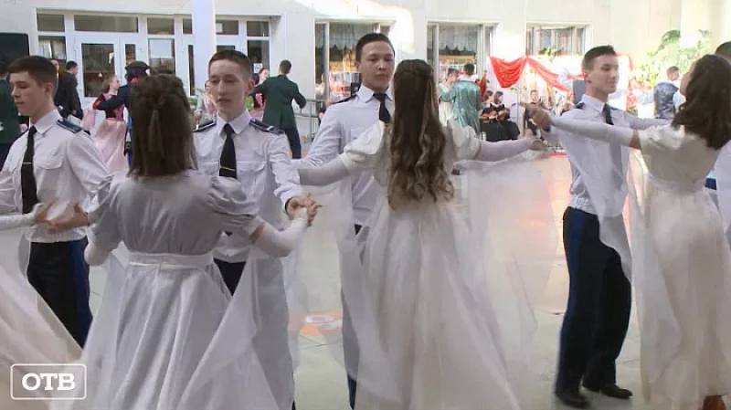 Средь шумного бала: около 100 кадетов станцевали на Петровской ассамблее