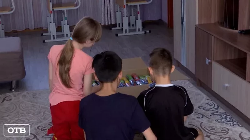 Таможенники передали уральским детям почти тысячу машинок