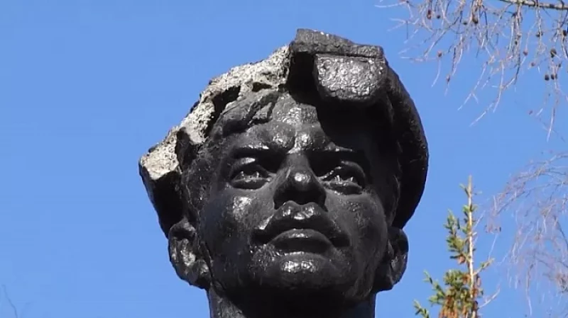 В Ревде повреждён памятник «Землякам-героям» в парке Победы