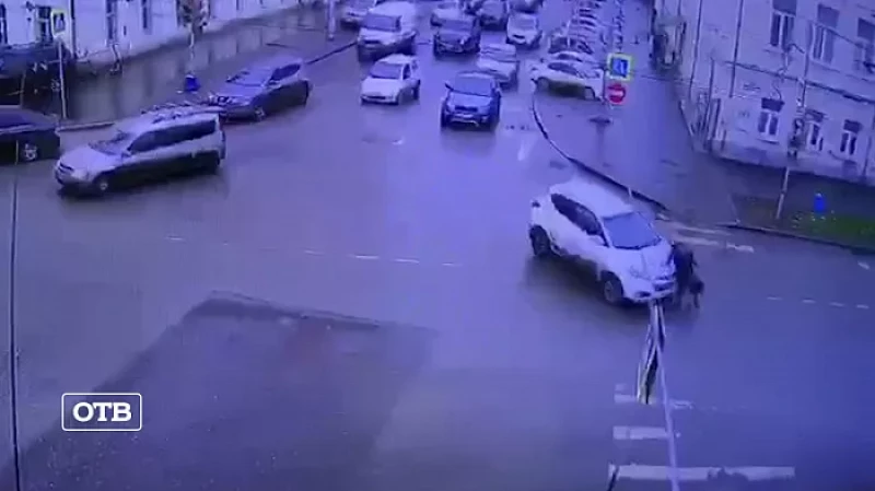 В центре Екатеринбурга иномарка сбила пенсионерку на перекрестке с бело-лунным светофором