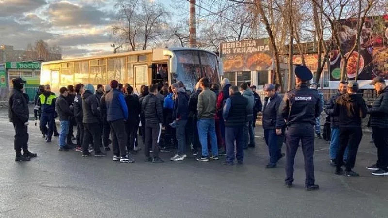 В Екатеринбурге мигранты пытались отвлечь полицейских с помощью арбуза, но не вышло