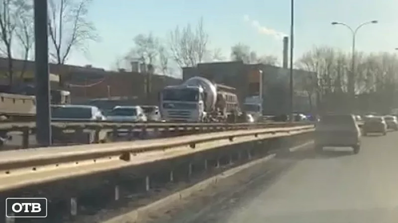 На Объездной дороге столкнулись три автомобиля подряд: есть жертвы