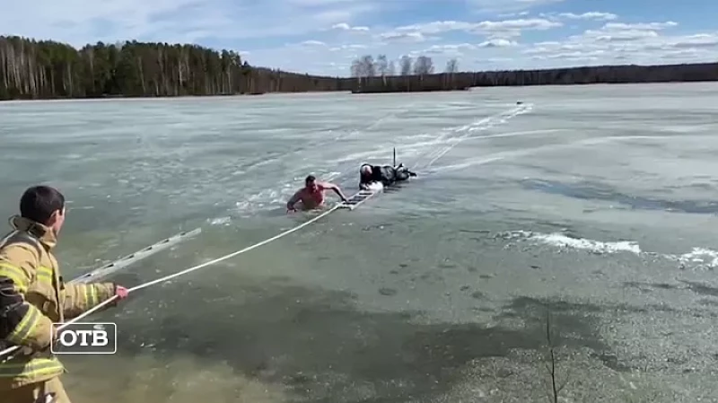 Опасный весенний лёд: в Красноуральске едва не утонул рыбак