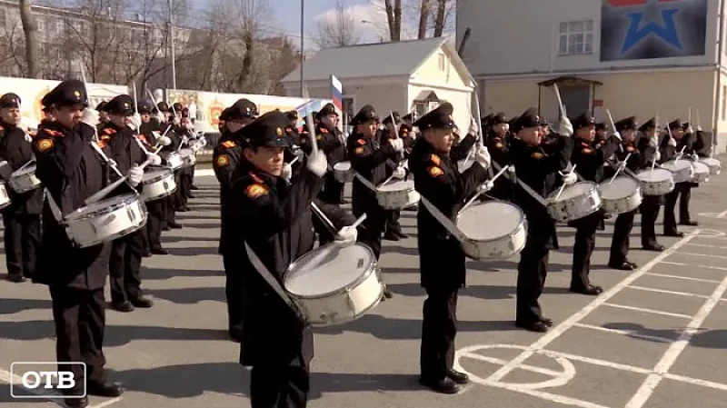 64 барабана должны звучать, как один: суворовцы Екатеринбурга готовятся к участию в параде Победы